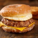 Keine gute Idee ist es, sich ein Frühstücks-Sandwich einer Fastfood-Kette zu holen: Es ist ein industriell verarbeitetes Lebensmittel mit Zusatzstoffen und kaum Ballaststoffen. Nach kurzer Zeit hat man wieder Hunger.