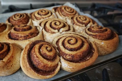Zimtschnecken, Croissants und andere Plunderstücke klingen zum Frühstück mehr als verführerisch. Fakt ist aber: Sie enthalten zu viel Zucker und machen nach kurzer Zeit wieder hungrig.