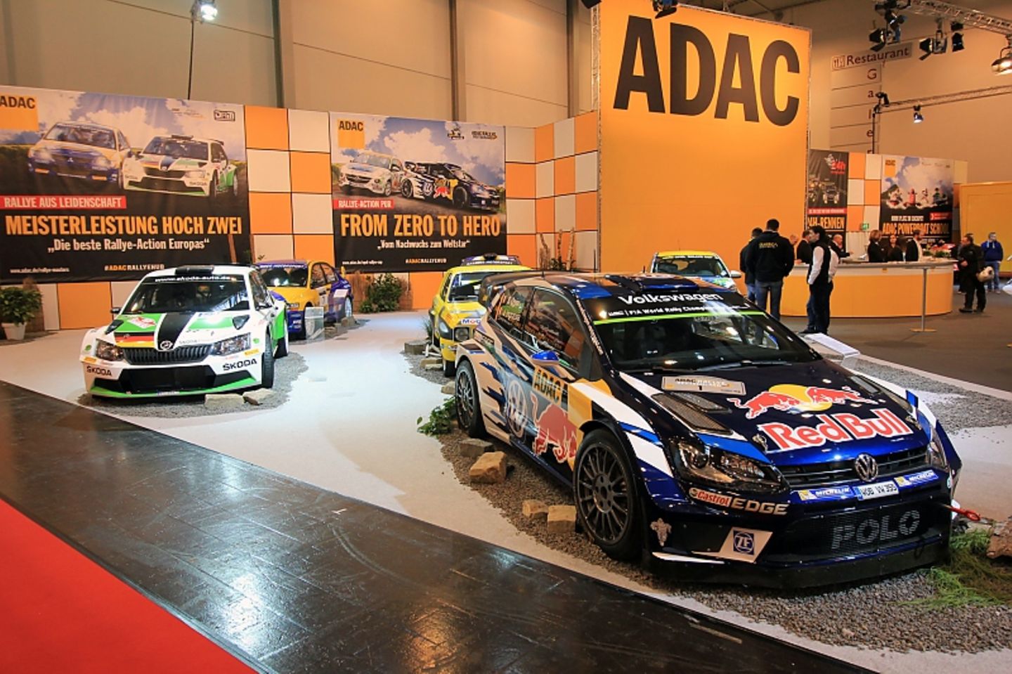Rallye-Fahrzeuge aus verschiedenen Epochen.