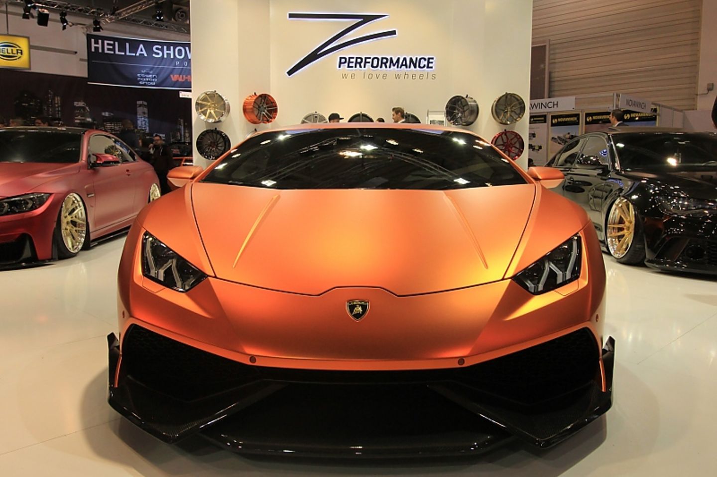 Flotte Autos ins schrillen Farben gehören zum festen Bestandteil der Essen Motor Show.