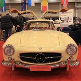 Über eine Million Euro wert aber völlig lieblos geparkt: Ein Mercedes 300 SL Flügeltürer.