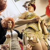 Barbie und Lee Jackson helfen Eve Champagne beim Verkleiden