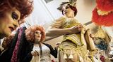 Barbie und Lee Jackson helfen Eve Champagne beim Verkleiden