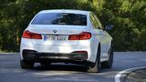 Der BMW 540i ist 4,94 Meter lang,...