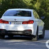 Der BMW 540i ist 4,94 Meter lang,...