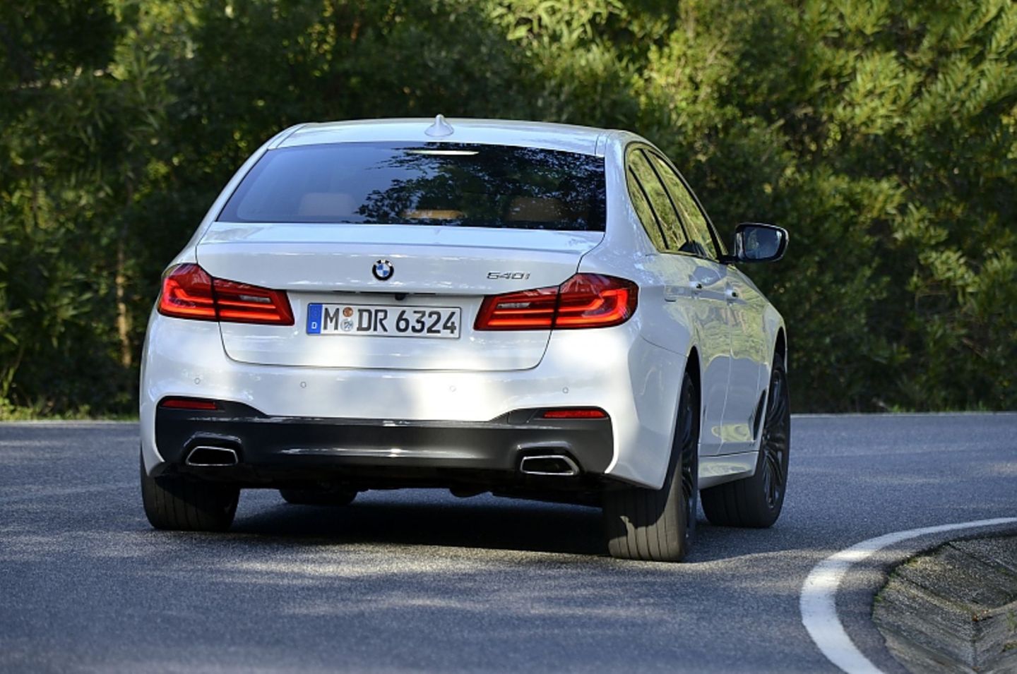 Der BMW 540i ist 4,94 Meter lang,...