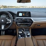 Das Cockpit des BMW 540i.
