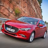 An der Front des Mazda3 fallen bei genauem Hinsehen die neuen Voll-LED-Scheinwerfer auf