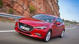 An der Front des Mazda3 fallen bei genauem Hinsehen die neuen Voll-LED-Scheinwerfer auf