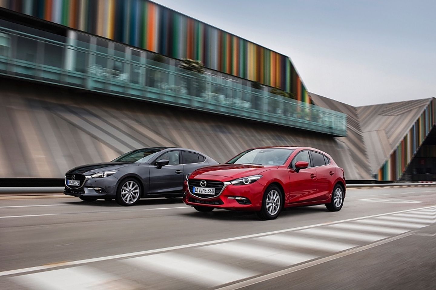 Den Mazda3 gibt es wie gehabt mit Schrägheck und fünf Türen sowie als viertürige Limousine