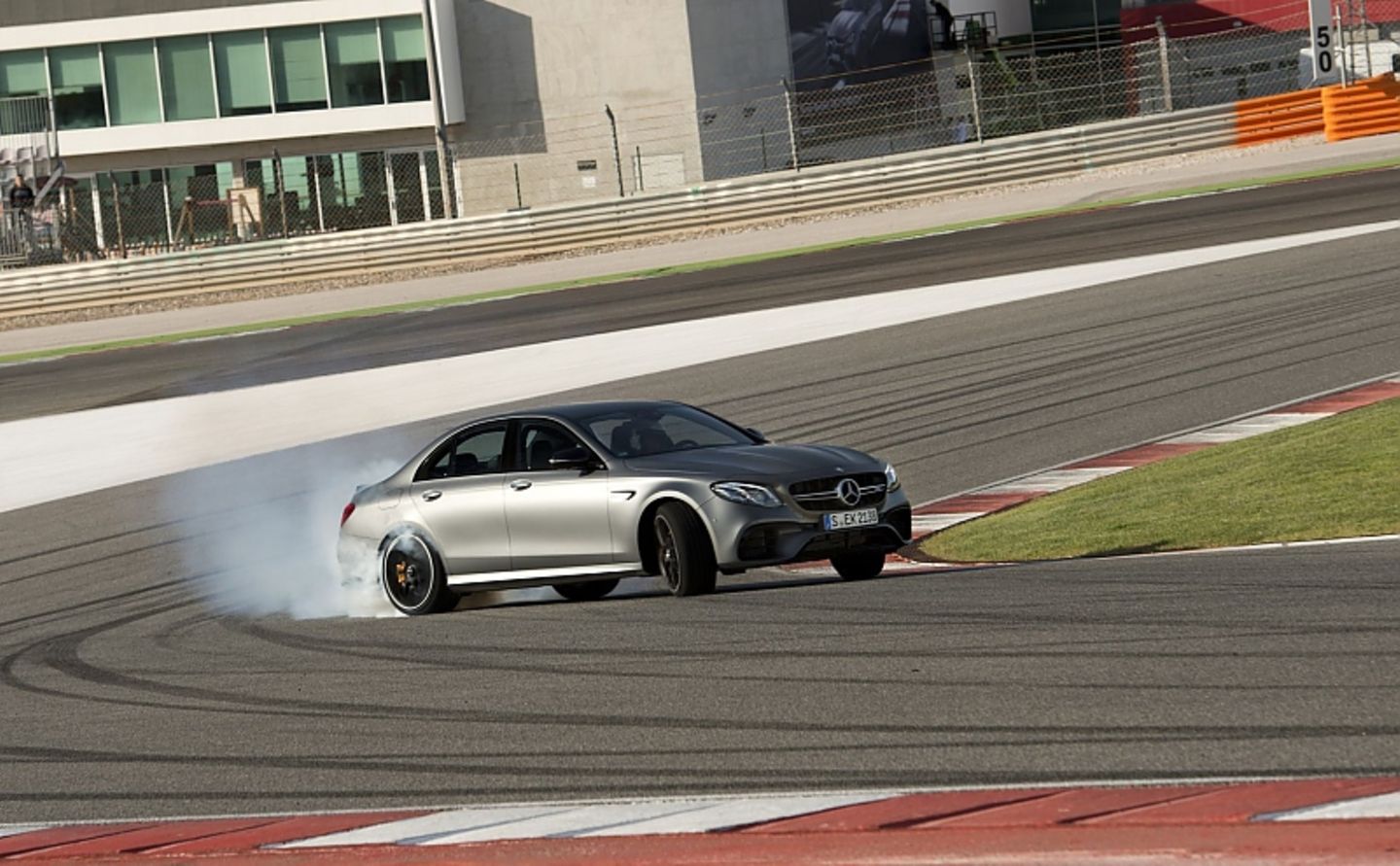 Ein Driftmode erleichtert das Querfahren.