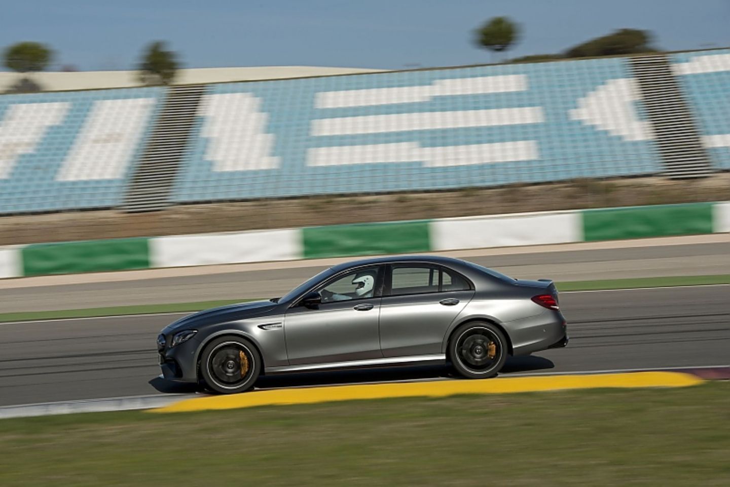Der Mercedes AMG E 63 S 4Matic+ ist 4,99 Meter lang,...