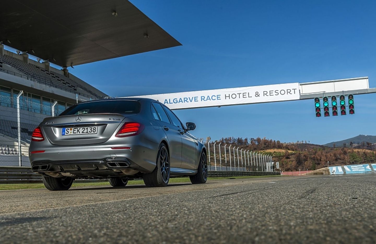 Der Mercedes AMG E 63 S 4Matic+ hat eine Neungang-Automatik.