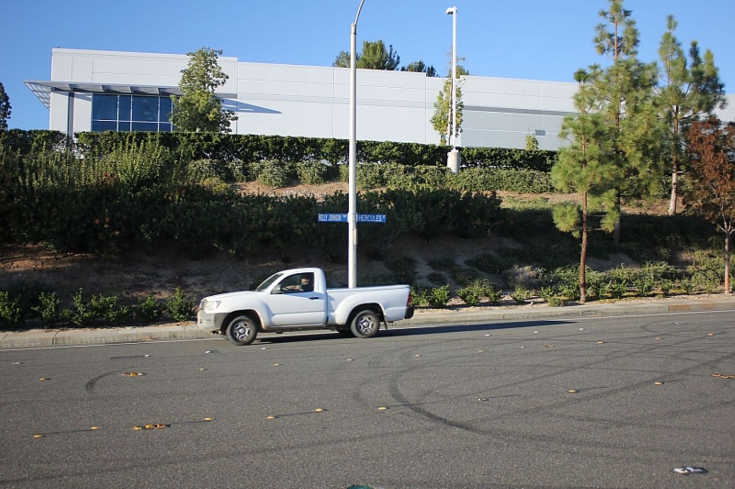 Wo sich der Kelly Johnson Parkway und die Hercules Street im kalifornischen Santa Clarita vereinen, liegt die Unfallstelle.