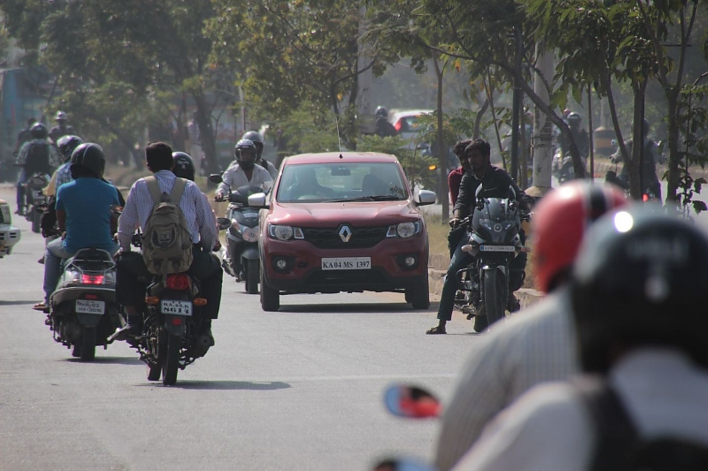 Mopeds umschwirren das Mini-SUV