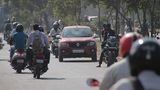 Mopeds umschwirren das Mini-SUV