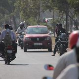 Mopeds umschwirren das Mini-SUV