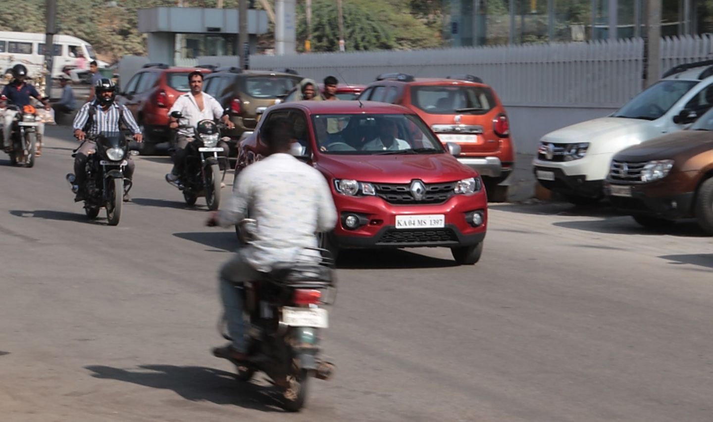 Der Renault Kwid fällt auch im indischen Gewusel auf