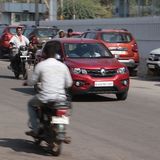 Der Renault Kwid fällt auch im indischen Gewusel auf