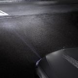 Projizierte Warnmeldung vor einer Gefahrenstelle