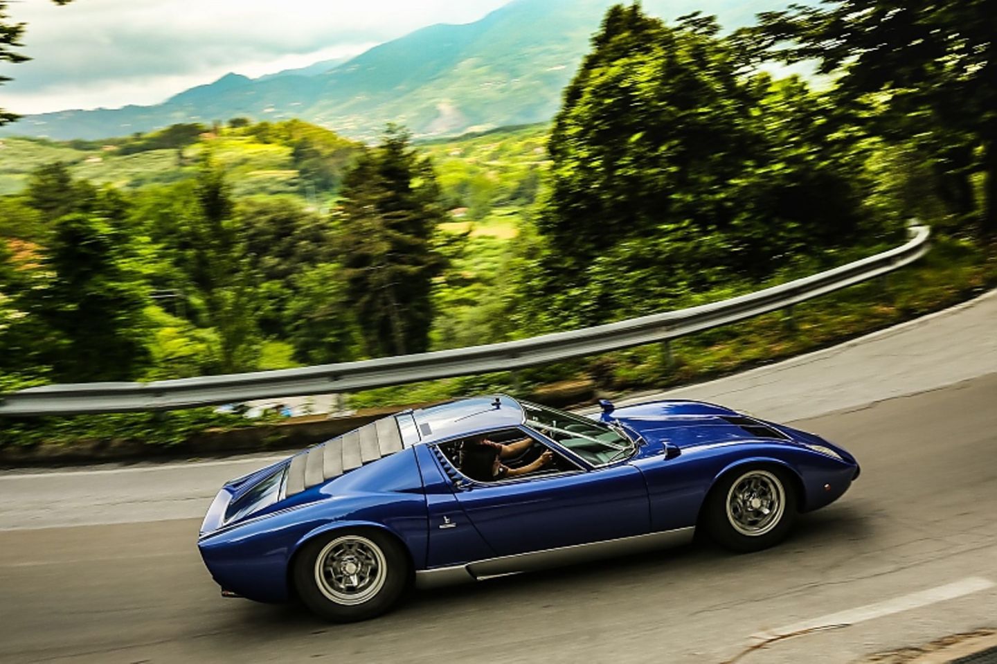 In Dunkelblau ist der Lamborghini Miura besonders ansehnlich