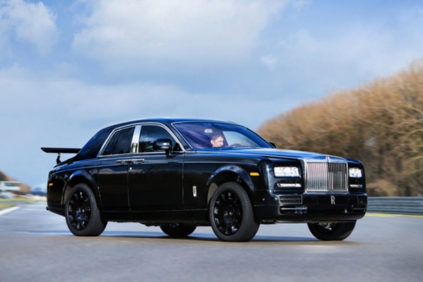 Rolls Royce Cullinan - bei ersten Ausfahrten im Fremdkarosse