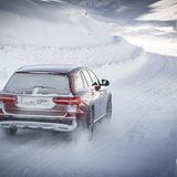 Im Schnee lässt sich der Mercedes E 220 d All-Terrain fahren wie auf Asphalt.