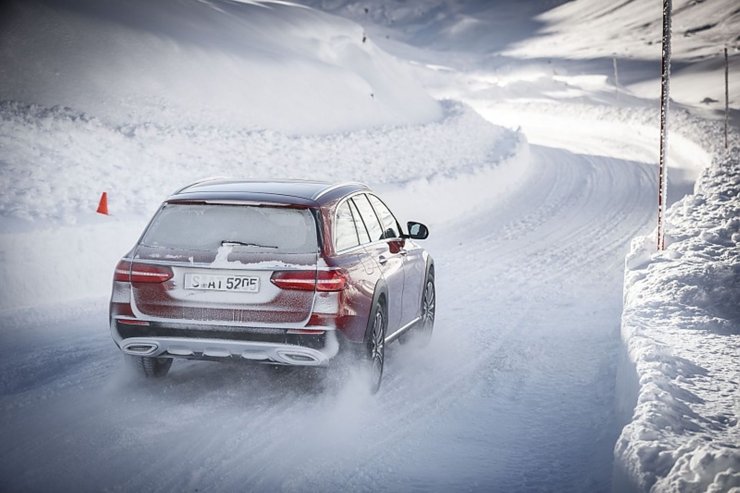 Im Schnee lässt sich der Mercedes E 220 d All-Terrain fahren wie auf Asphalt.