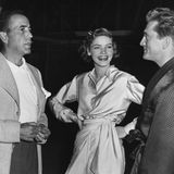 An der Seite von Lauren Bacall wirkte er 1950 in dem Melodram "Der Mann ihrer Träume" mit. Hier besucht Humphrey Bogart (l.) seine Ehefrau am Set.