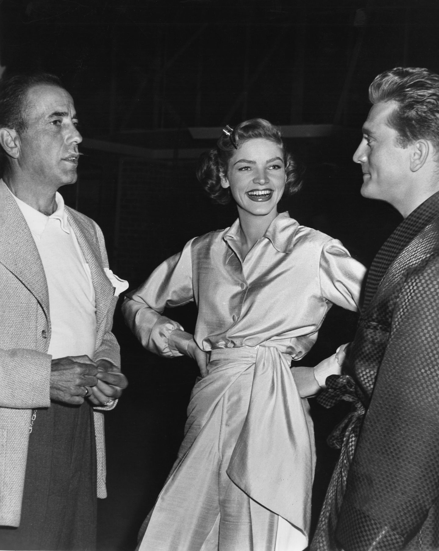 An der Seite von Lauren Bacall wirkte er 1950 in dem Melodram "Der Mann ihrer Träume" mit. Hier besucht Humphrey Bogart (l.) seine Ehefrau am Set.