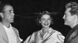 An der Seite von Lauren Bacall wirkte er 1950 in dem Melodram "Der Mann ihrer Träume" mit. Hier besucht Humphrey Bogart (l.) seine Ehefrau am Set.