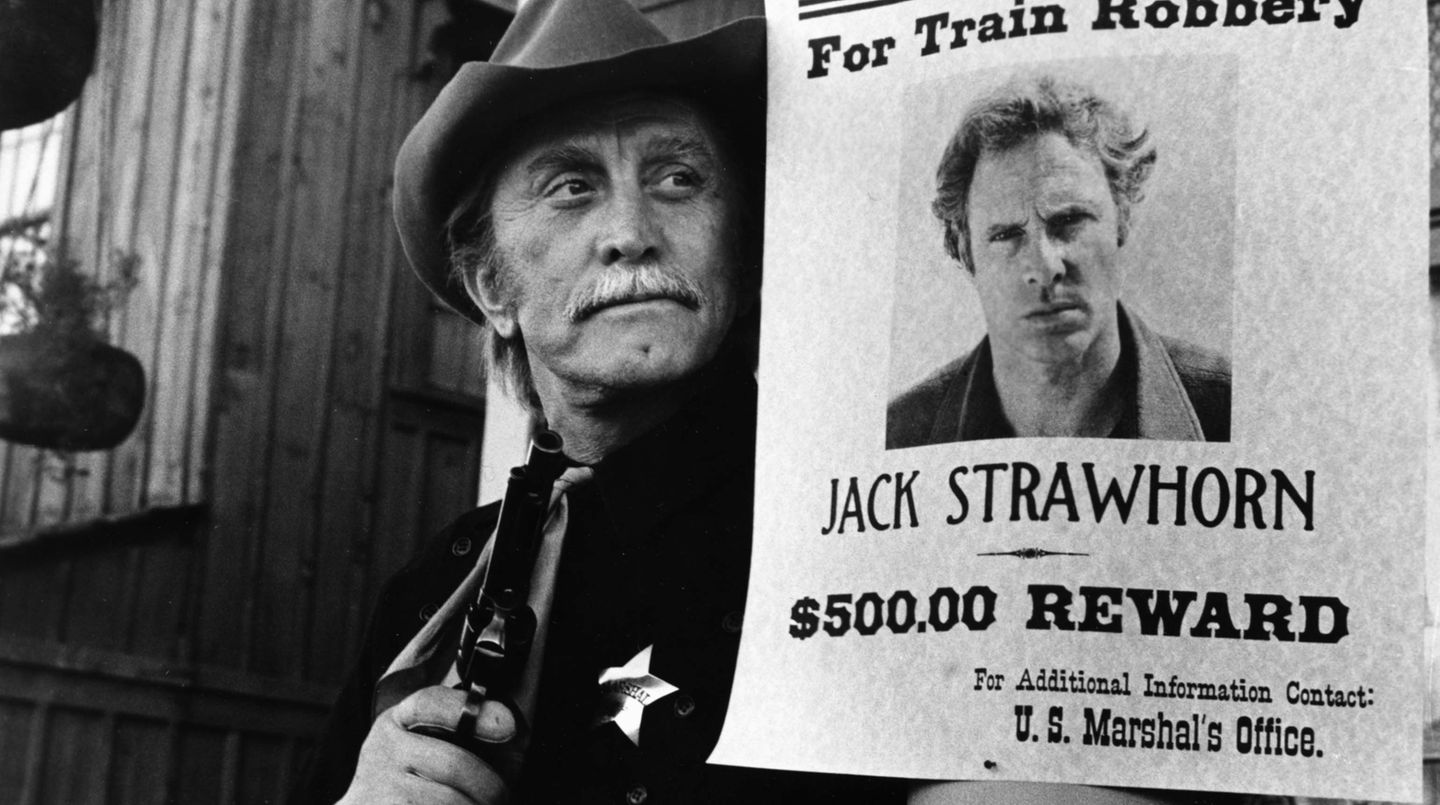 Auch seine zweite Regiearbeit war ein Western. In "Männer des Gesetzes" übernahm Kirk Douglas 1975 auch die Hauptrolle gleich mit. Das erste Mal stand Douglas 1972 für den Abenteuerfilm "Scalawag" hinter der Kamera.