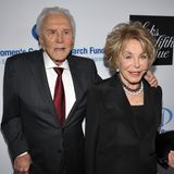 Von 1954 bis zu seinem Tod war der Schauspieler in zweiter Ehe mit der deutschstämmigen Anne Buydens verheiratet, mit der er die Söhne Peter und Eric Anthony bekam. Auch mit über 100 war Kirk Douglas noch aktiv und mischte sich politisch ein. So engagierte er sich 2016 im US-Wahlkampf und warnte in einem Blogeintrag der "Huffington Post" vor einem Wahlsieg Donald Trumps, den er mit Adolf Hitler verglich.