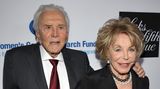 Von 1954 bis zu seinem Tod war der Schauspieler in zweiter Ehe mit der deutschstämmigen Anne Buydens verheiratet, mit der er die Söhne Peter und Eric Anthony bekam. Auch mit über 100 war Kirk Douglas noch aktiv und mischte sich politisch ein. So engagierte er sich 2016 im US-Wahlkampf und warnte in einem Blogeintrag der "Huffington Post" vor einem Wahlsieg Donald Trumps, den er mit Adolf Hitler verglich.