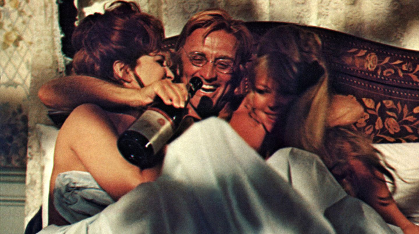 Douglas spielte auch häufig in Western mit. 1970 spielte er in "Zwei dreckige Halunken" an der Seite von Henry Fonda.