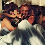 Douglas spielte auch häufig in Western mit. 1970 spielte er in "Zwei dreckige Halunken" an der Seite von Henry Fonda.