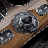 Aufgrund des Erfolgs des Bentaygas müssen die Produktion-Arbeiter bis Silvester durcharbeiten