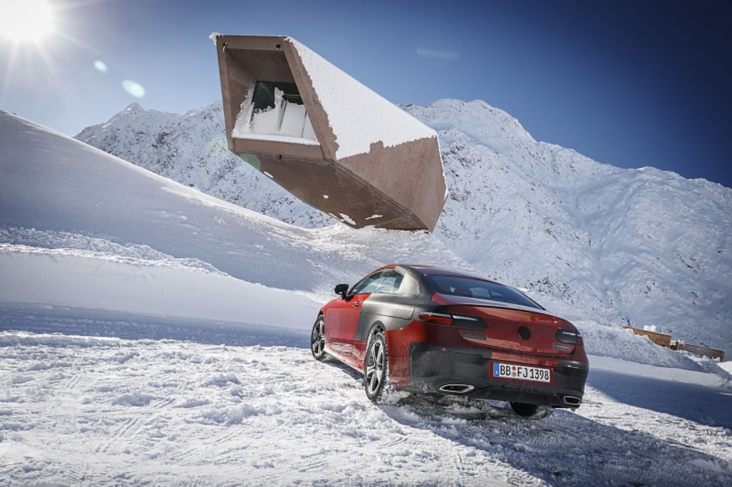 Vier Erwachsene finden gut Platz im neuen Mercedes E-Klasse Coupé.