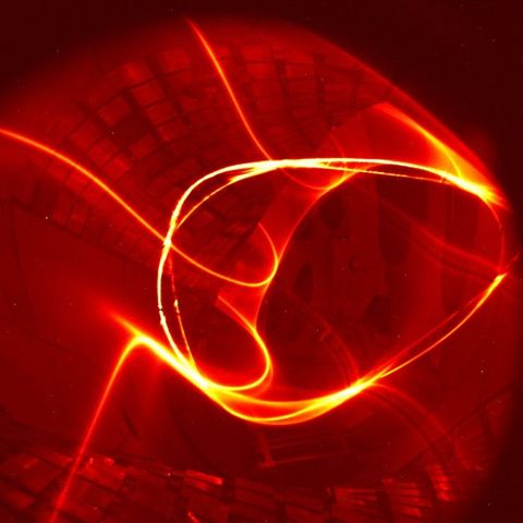 Schön, aber gefährlich: Das Plasma im Stellarator des Reaktors leuchtet