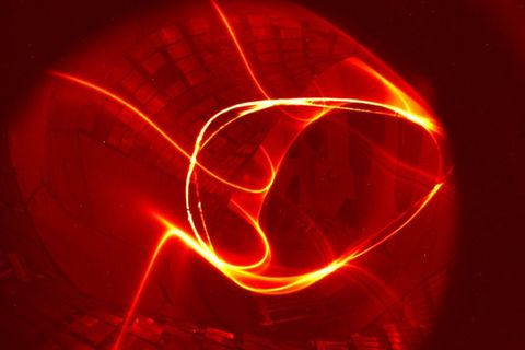Schön, aber gefährlich: Das Plasma im Stellarator des Reaktors leuchtet