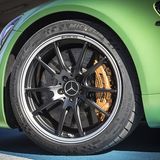 Die Carbon-Bremssättel sind gelb gehalten und gut erkennbar.