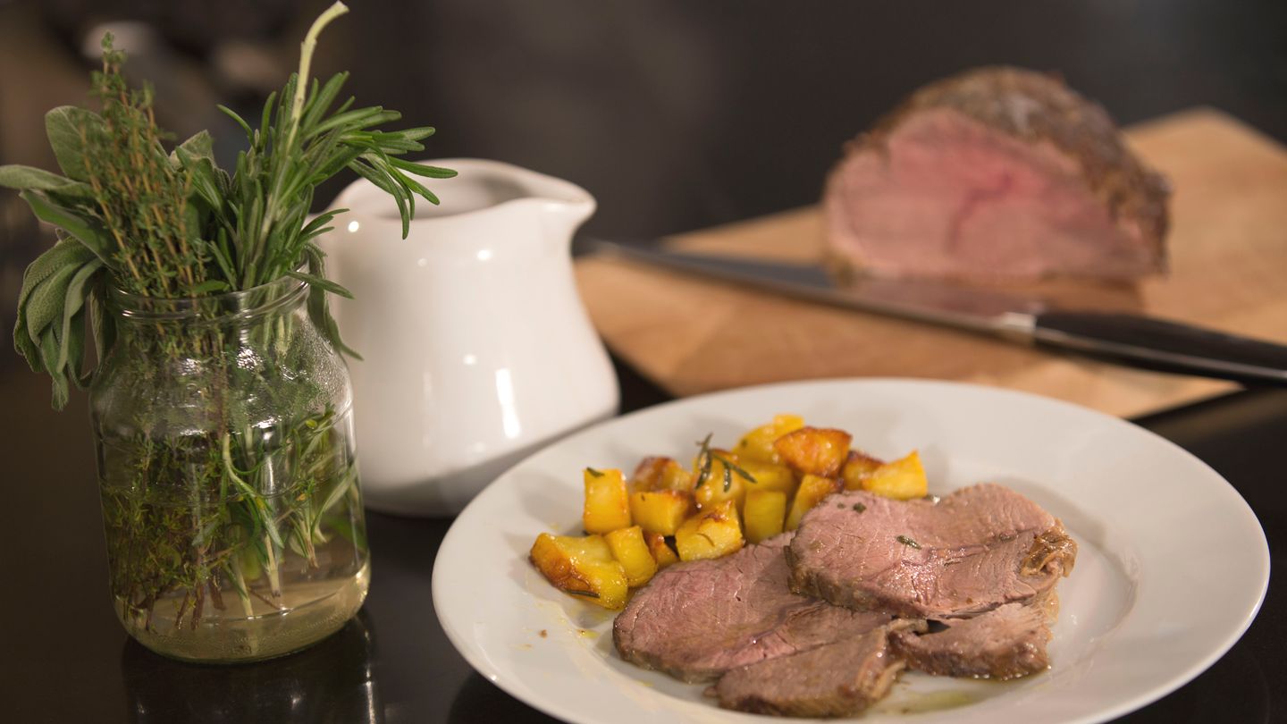 Weihnachtsessen Leckerer Kalbsbraten und Rosmarinkartoffeln STERN.de