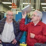 GM Batterieexperte Douglas Drauch (rechts)