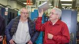 GM Batterieexperte Douglas Drauch (rechts)