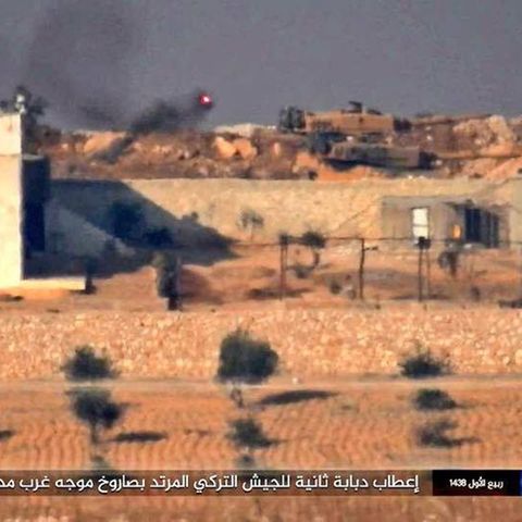 Der Screenshot zeigt, wie sich die Rakete (roter Punkt) den beiden Panzer nähert. 