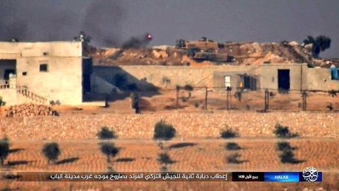 Der Screenshot zeigt, wie sich die Rakete (roter Punkt) den beiden Panzer nähert. 