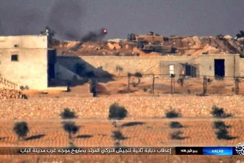 Der Screenshot zeigt, wie sich die Rakete (roter Punkt) den beiden Panzer nähert. 