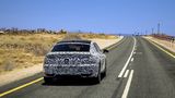 VW Arteon Prototyp - das elegante Heck ist noch mächtig getarnt