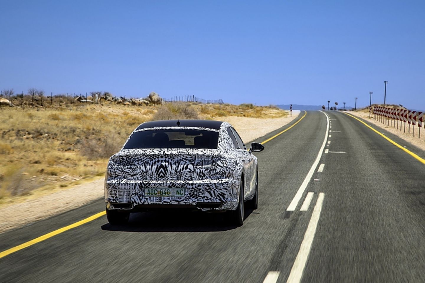 VW Arteon Prototyp - das elegante Heck ist noch mächtig getarnt