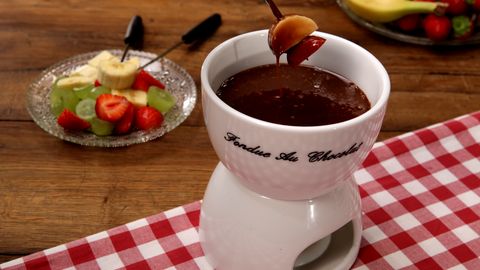 Himmlisches Schokoladen-Fondue mit Erdbeeren, Weintrauben und Co.